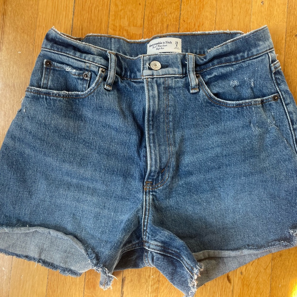 Abercrombie & Fitch
The 4" Mom Short
High Rise Curve love